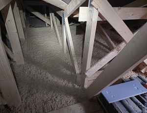 Zateplení stropu novostavby pomocí foukané izolace